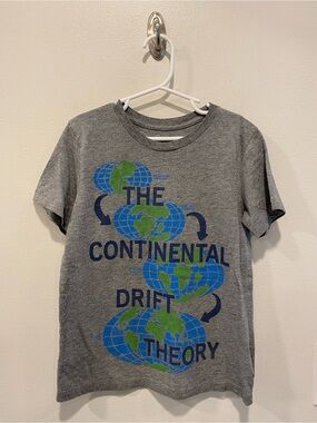 Peek graphic tee The Continental Drift Theory in size 6/7 from the curious line
